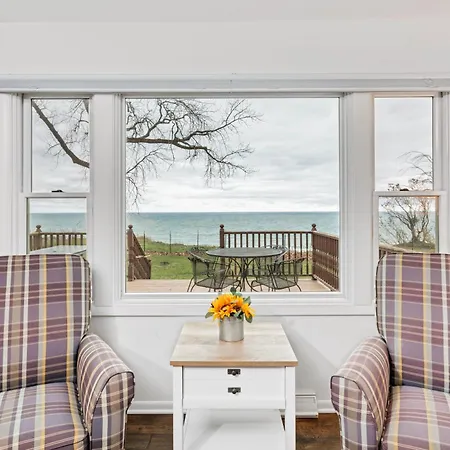 3 Bedroom Lakefront Retreat With Amazing Water Views!